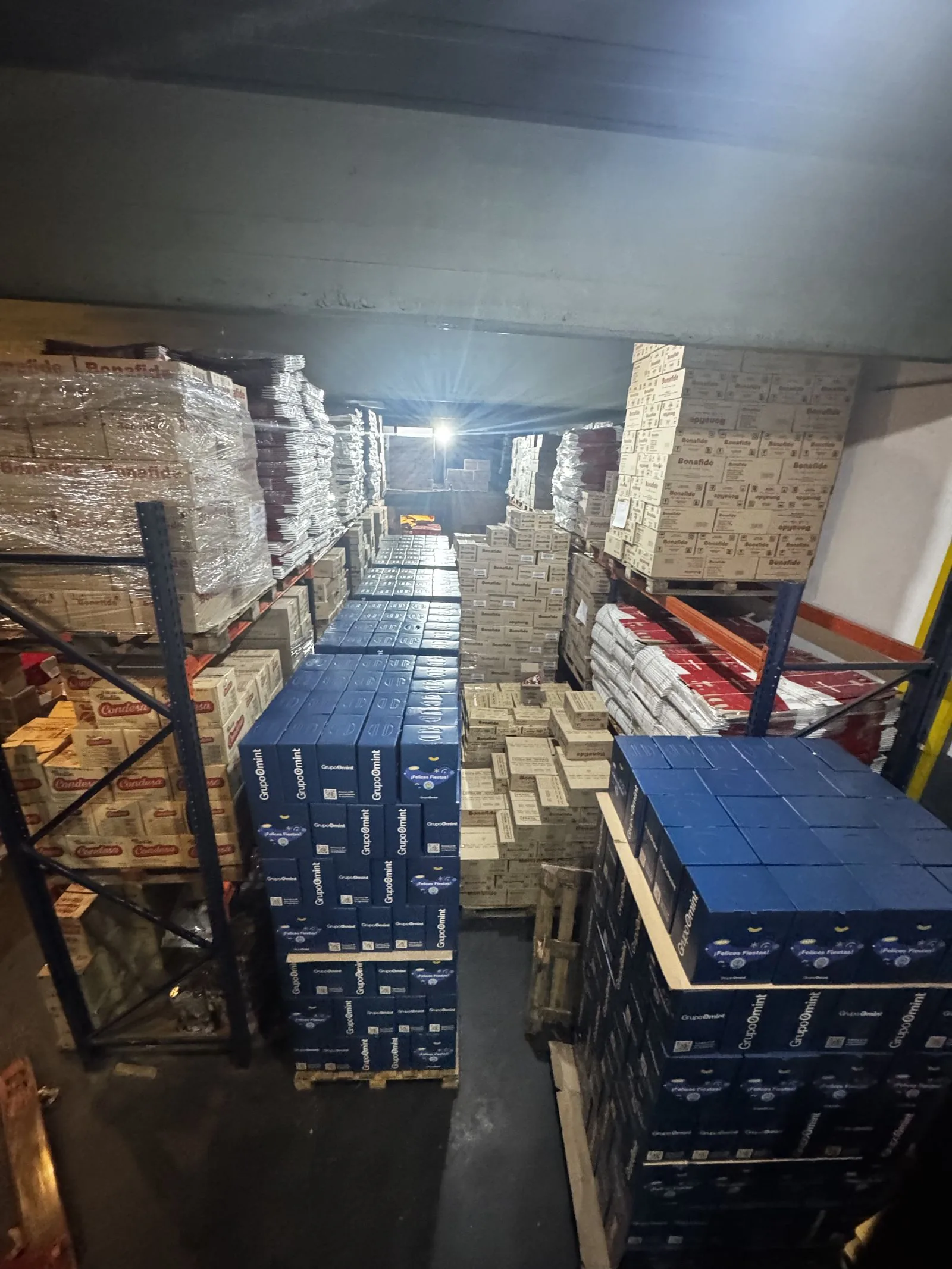 Pasillo del depósito con cajas navideñas en racks