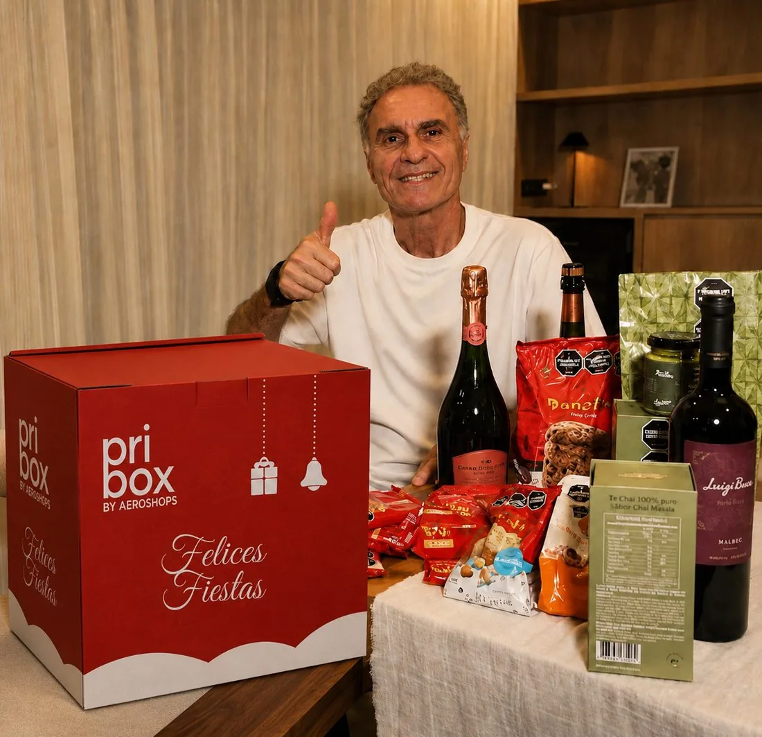 Oscar Ruggeri con una caja navideña y sus productos
