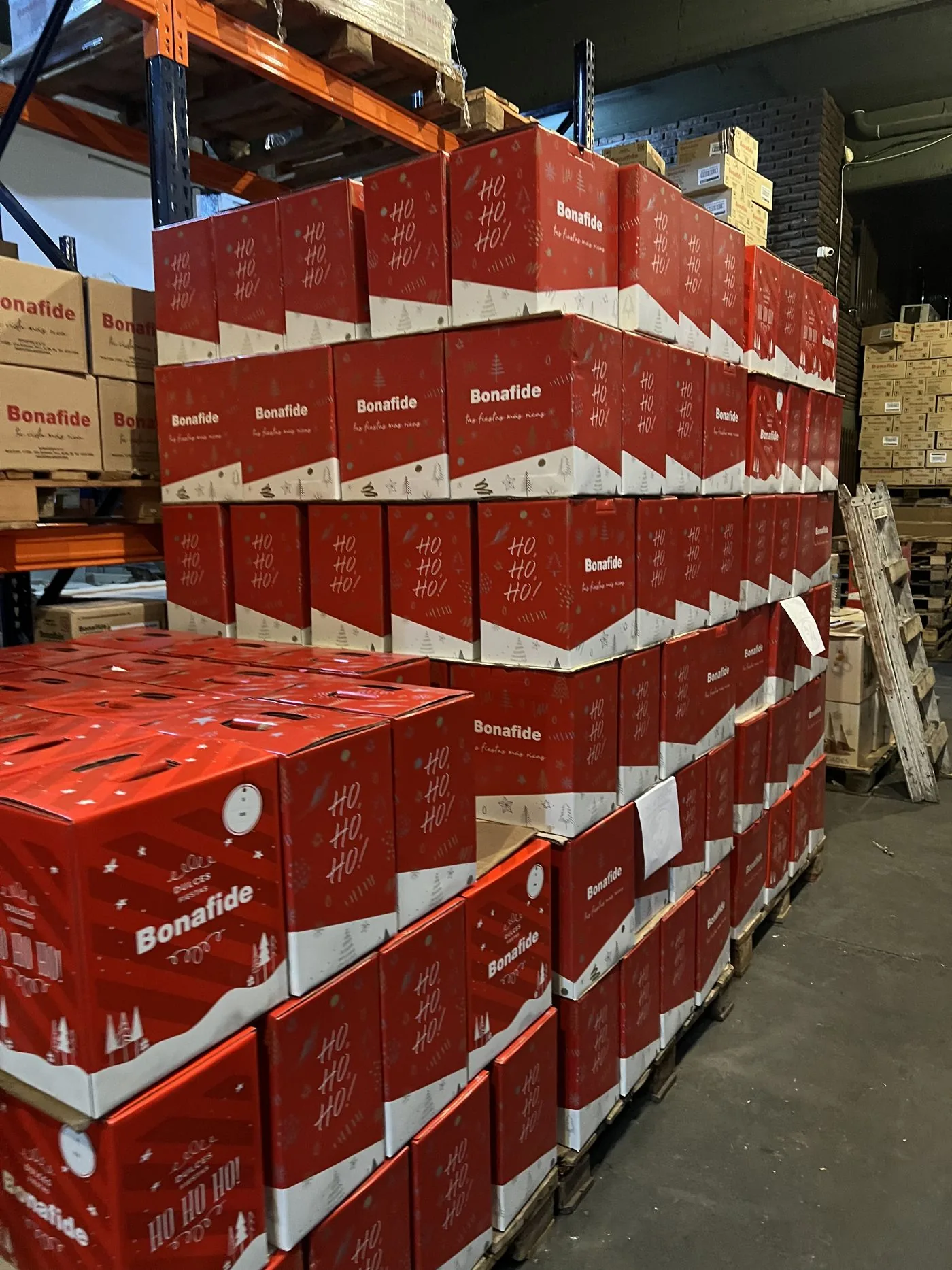 Pallets de productos Bonafide listos para el armado